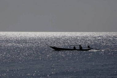 Tayland, Tayland, Ko Tao, Mart 2010 'da Surat Thani' nin Ko Tao Adası 'ndaki Sairee Köyü' nde bir sahil, sahil ve peyzaj teknesi.