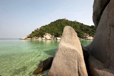 Tayland 'ın Surat Thani ilindeki Ko Tao Adası' nın yanındaki Ko Nang Yuan adasında küçük bir koy, sahil ve peyzaj, Mart 2010