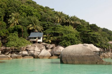 Tayland 'ın Surat Thani ilindeki Ko Tao Adası' nın yanındaki Ko Nang Yuan adasında küçük bir koy, sahil ve peyzaj, Mart 2010