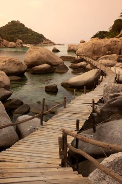 Tayland 'ın Surat Thani ilindeki Ko Tao Adası' nın yanındaki Ko Nang Yuan adasında küçük bir koy, sahil ve peyzaj, Mart 2010