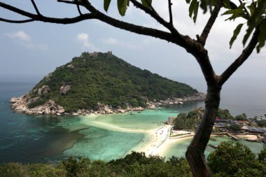 Tayland 'ın Surat Thani ilindeki Ko Tao Adası' nın yanındaki Ko Nang Yuan adasındaki küçük bir körfez, sahil ve peyzaj manzarasından bir görüntü, Ko Tao Tao, Tayland, Ko Tao, Mart 2010