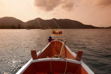 Tayland 'ın Surat Thani bölgesindeki Ko Tao Adası' ndaki Sairee Köyü 'nde Sairee Sahili manzaralı bir tekne, Tayland, Ko Tao, Mart 2010