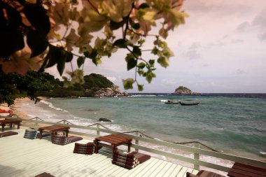 Tayland 'ın Surat Thani ilinde Ko Tao Adası' ndaki Sairee Köyü yakınlarında bir sahil ve sahil restoranı, Ko Tao, Mart 2010