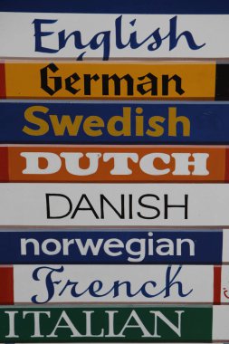 Tayland 'ın Surat Thani ilindeki Ko Tao Adası' ndaki Sairee Köyü 'nde farklı dillere sahip bir dükkan, Mart 2010