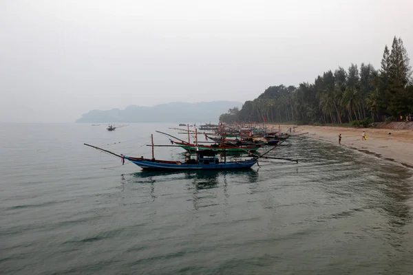 Tayland Chumphon Kenti Yakınlarındaki Pak Nam Bir Sahilde Balıkçı Teknesi — Stok fotoğraf