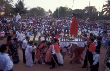 Igreja do Esprito Santo e Convento de Francisco 'da Hindistan, Hindistan, Goa, Nisan 1996' da Velha Goa şehrinde düzenlenen tören ve geçit töreni. 