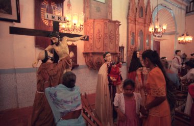 Igreja do Esprito Santo e Convento de Francisco 'da Hindistan, Hindistan, Goa, Nisan 1996' da Velha Goa şehrinde düzenlenen tören ve geçit töreni. 