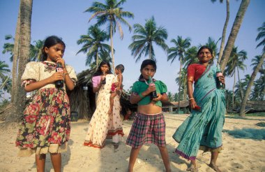 Hindistan, Hindistan, Goa, Nisan 1996 'da, Colva şehrinde bir balıkçı köyünde balık tutan kadınlar