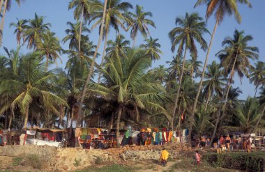 Hindistan, Hindistan, Goa, Nisan 1996 'da Anjuna şehrindeki Anjuna kasabasında eski tarz Anjuna bit pazarındaki dükkanlar ve turistler