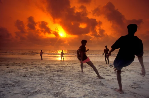 Meninos Jogam Futebol Uma Praia Arenosa Com Paisagem Costa Cidade — Fotografia de Stock