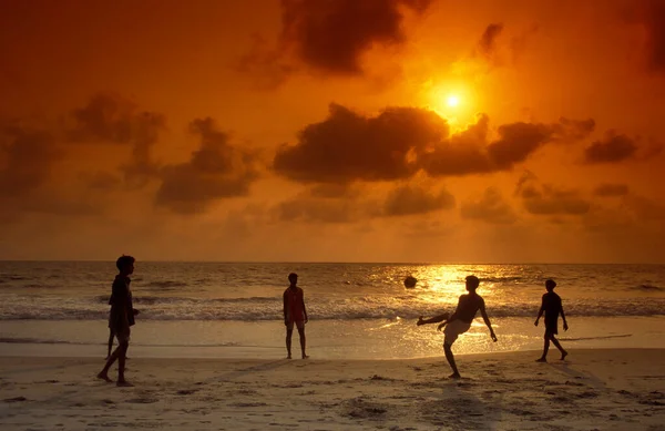 Meninos Jogam Futebol Uma Praia Arenosa Com Paisagem Costa Cidade — Fotografia de Stock