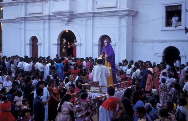 イグレヤ エスピリト サント コンベント教会での金曜日の儀式と行列だから フランシスコの町ヴェラ ゴアインド インド 1996年4月 — ストック写真