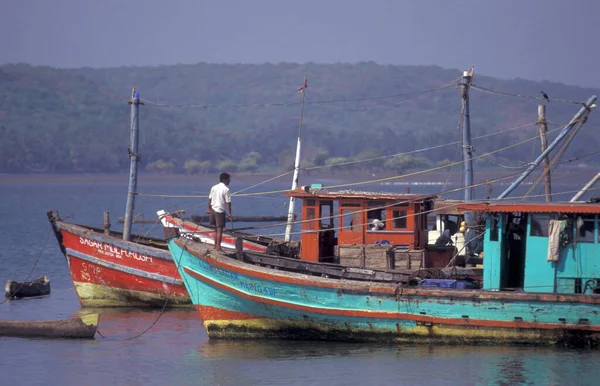 Een Houten Vissersboot Een Haven Van Een Vissersdorp Aan Kust — Stockfoto