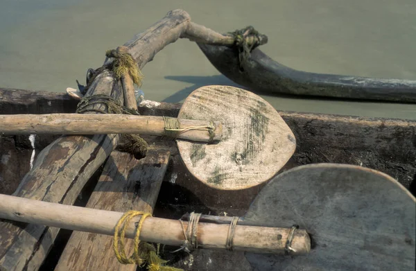 Деревянная Лодка Песчаном Пляже Ландшафтом Берегом Города Вагатор Провинции Гоа — стоковое фото