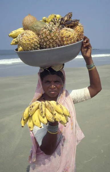 Una Mujer India Vende Frutas Turistas Una Playa Costa Ciudad — Foto de Stock