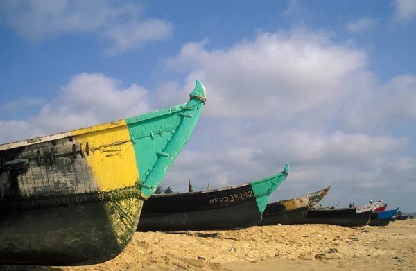 1996年4月インド ゴア州ゴア州バジェーター町の風景と海岸のある砂浜での木製漁船 — ストック写真
