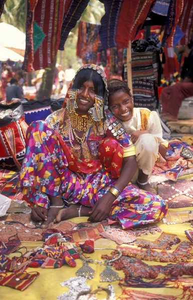 Mujeres Indias Tienda Antiguo Mercado Pulgas Anjuna Costa Ciudad Anjuna — Foto de Stock