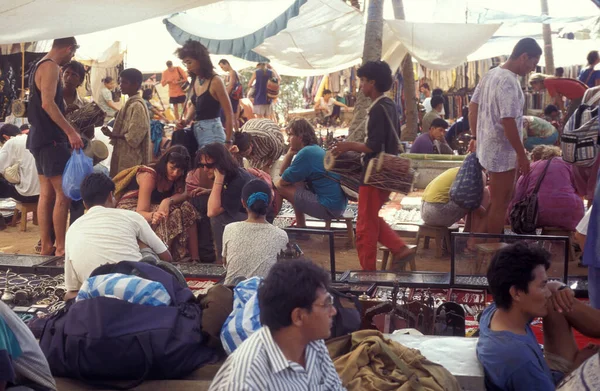 旧スタイルのお店や観光客 アンジュナ フリーマーケット コースト アット タウン アンジュナ1996年4月 インド ゴア州 — ストック写真