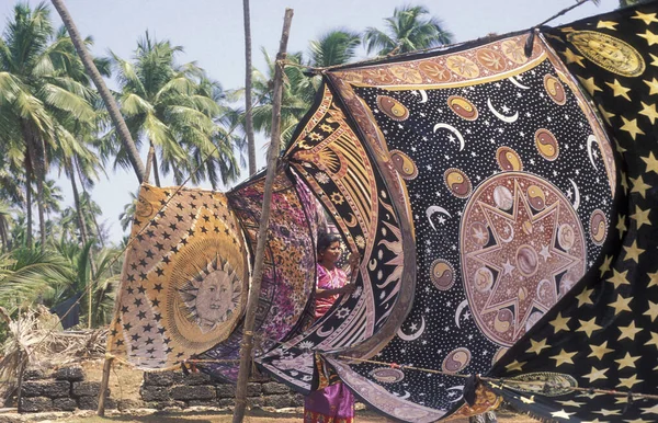 Sprzedaż Tekstyliów Batic Pchlim Targu Anjuna Wybrzeżu Miasta Anjuna Prowincji — Zdjęcie stockowe