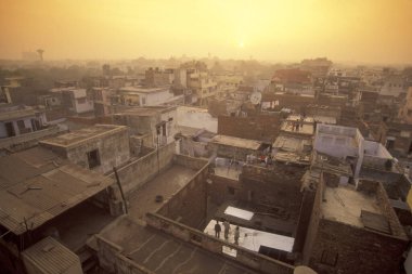 Hindistan 'ın Yeni Delhi şehrindeki Ana Çarşıda eski bir kasaba manzarası. Hindistan, Delhi, Şubat 1998