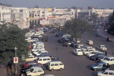 Hindistan 'ın Yeni Delhi şehrindeki Connaught Place' in alışveriş alanının manzarası. Hindistan, Delhi, Şubat 1998