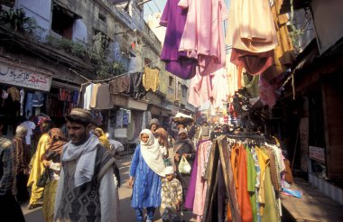 Delhi 'nin eski bir kasabası olan Delhi' de bir çarşı ve pazar. Hindistan, Delhi, Şubat 1998