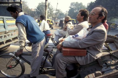 Delhi 'nin eski bir kasabasında, Hindistan' ın Delhi şehrinde bir triportör. Hindistan, Delhi, Şubat 1998