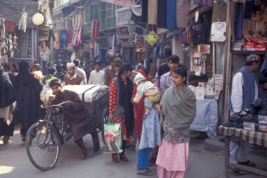 Delhi 'nin eski bir kasabası olan Delhi' de, eski bir taksi ile bir pazar caddesinde trafik. Hindistan, Delhi, Şubat 1998