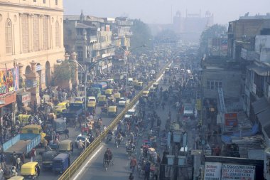 Delhi 'nin eski bir kasabası olan Delhi' de, eski bir taksi ile bir pazar caddesinde trafik. Hindistan, Delhi, Şubat 1998
