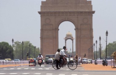 Hindistan 'ın Yeni Delhi şehrindeki Delhi Kapısı' nın önünde bisiklet ve trafik. Hindistan, Delhi, Şubat 1998