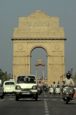 Hindistan 'ın Yeni Delhi şehrindeki Delhi Kapısı önünde arabalar ve trafik. Hindistan, Delhi, Şubat 1998