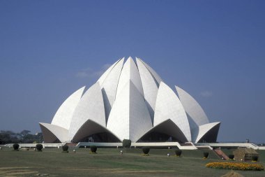 Hindistan 'ın Yeni Delhi şehrindeki Lotus Tapınağı' nın mimarisi. Hindistan, Delhi, Ocak 1998