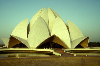 Hindistan 'ın Yeni Delhi şehrindeki Lotus Tapınağı' nın mimarisi. Hindistan, Delhi, Ocak 1998