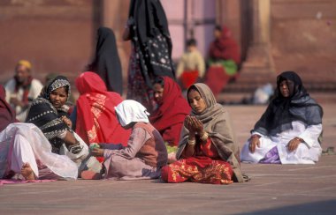 Müslümanlar Delhi 'deki Jama Mescid Camii' nin önündeki Break Ramazan Festivali 'nde dua ediyorlar. Hindistan, Delhi, Şubat 1998