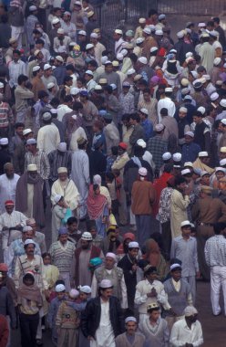 Müslümanlar Delhi 'deki Jama Mescid Camii' nin önündeki Break Ramazan Festivali 'nde dua ediyorlar. Hindistan, Delhi, Şubat 1998