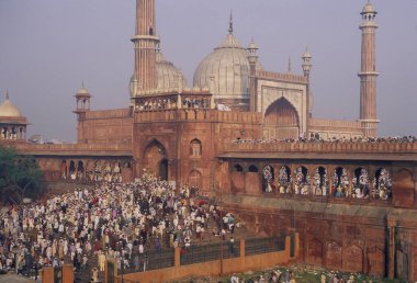 Müslümanlar Delhi 'deki Jama Mescid Camii' nin önündeki Break Ramazan Festivali 'nde dua ediyorlar. Hindistan, Delhi, Şubat 1998