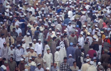 Müslümanlar Delhi 'deki Jama Mescid Camii' nin önündeki Break Ramazan Festivali 'nde dua ediyorlar. Hindistan, Delhi, Şubat 1998