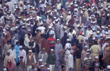 Müslümanlar Delhi 'deki Jama Mescid Camii' nin önündeki Break Ramazan Festivali 'nde dua ediyorlar. Hindistan, Delhi, Şubat 1998