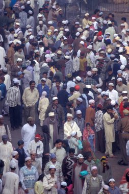 Müslümanlar Delhi 'deki Jama Mescid Camii' nin önündeki Break Ramazan Festivali 'nde dua ediyorlar. Hindistan, Delhi, Şubat 1998
