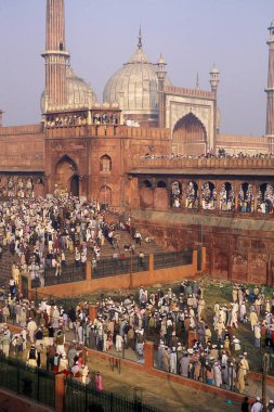 Müslümanlar Delhi 'deki Jama Mescid Camii' nin önündeki Break Ramazan Festivali 'nde dua ediyorlar. Hindistan, Delhi, Şubat 1998