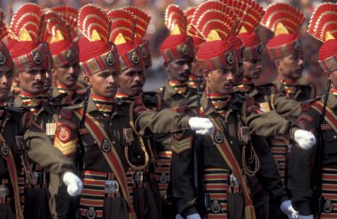 Askerlerle dolu bir manzara Cumhuriyet Günü 'nde 26 Ocak 1998' de Hindistan 'ın Yeni Delhi şehrinde bir geçit töreni. Hindistan, Delhi, Ocak 1998