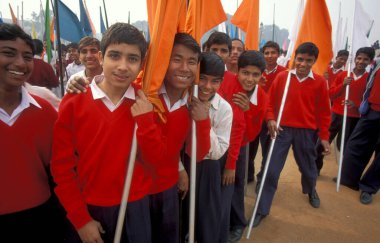 26 Ocak 1998 'de Hindistan' ın Yeni Delhi şehrinde düzenlenen Cumhuriyet Günü geçit törenindeki insanlar. Hindistan, Delhi, Ocak 1998