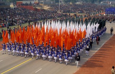 Hindistan 'ın Yeni Delhi şehrinde, 26 Ocak 1998' de Cumhuriyet Günü 'nde kadınların ve Hint bayrağının olduğu bir tören. Hindistan, Delhi, Ocak 1998