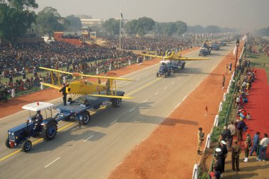 Hindistan 'ın Yeni Delhi şehrinde, Cumhuriyet Günü, 26 Ocak 1998' de, geçit töreninde Hint Ordusu uçağı. Hindistan, Delhi, Ocak 1998