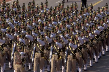 Askerlerle dolu bir manzara Cumhuriyet Günü 'nde 26 Ocak 1998' de Hindistan 'ın Yeni Delhi şehrinde bir geçit töreni. Hindistan, Delhi, Ocak 1998