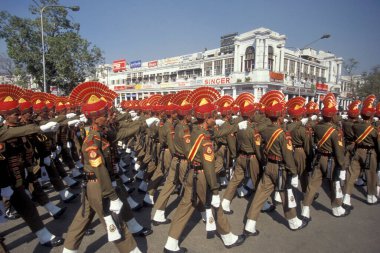Askerlerle dolu bir manzara Cumhuriyet Günü 'nde 26 Ocak 1998' de Hindistan 'ın Yeni Delhi şehrinde bir geçit töreni. Hindistan, Delhi, Ocak 1998