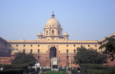 Hindistan 'ın Yeni Delhi şehrinde Başkan Rashtrapati Bhavan' ın mimarisi. Hindistan, Delhi, Ocak 1998