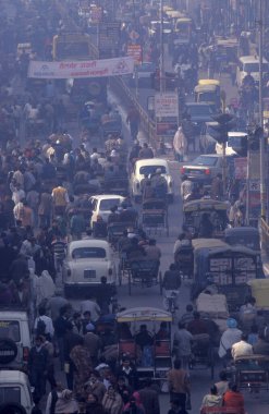 Hindistan 'ın Eski Delhi şehrinde uzun bir yolda trafiğin yol açtığı bir hava kirliliği. Hindistan, Delhi, Şubat 1998