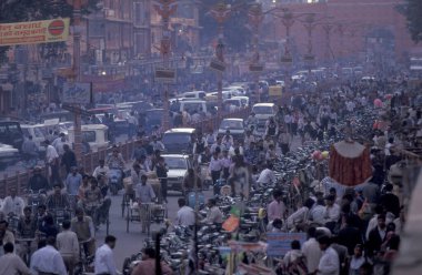 Hindistan 'ın Eski Delhi şehrinde uzun bir yolda trafiğin yol açtığı bir hava kirliliği. Hindistan, Delhi, Şubat 1998
