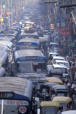 Hindistan 'ın Eski Delhi şehrinde uzun bir yolda trafiğin yol açtığı bir hava kirliliği. Hindistan, Delhi, Şubat 1998
